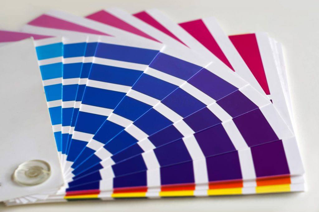 Farbfächer mit Blau- und Violetttönen